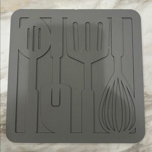 T-fal Gray Silicone Kitchen Utensil mat while cooking